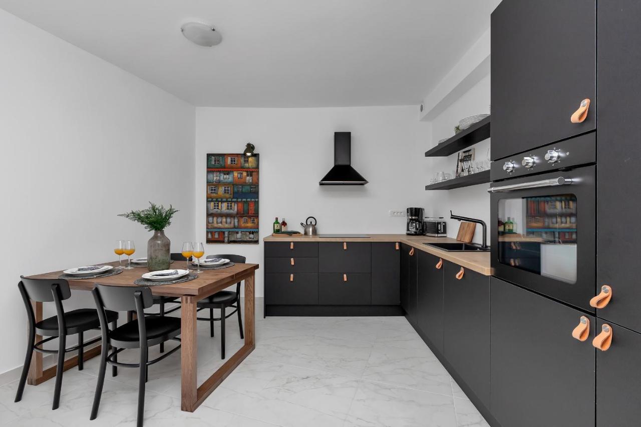 Apartment Lotte With Private Pool In The City Center! Makarska Exterior foto